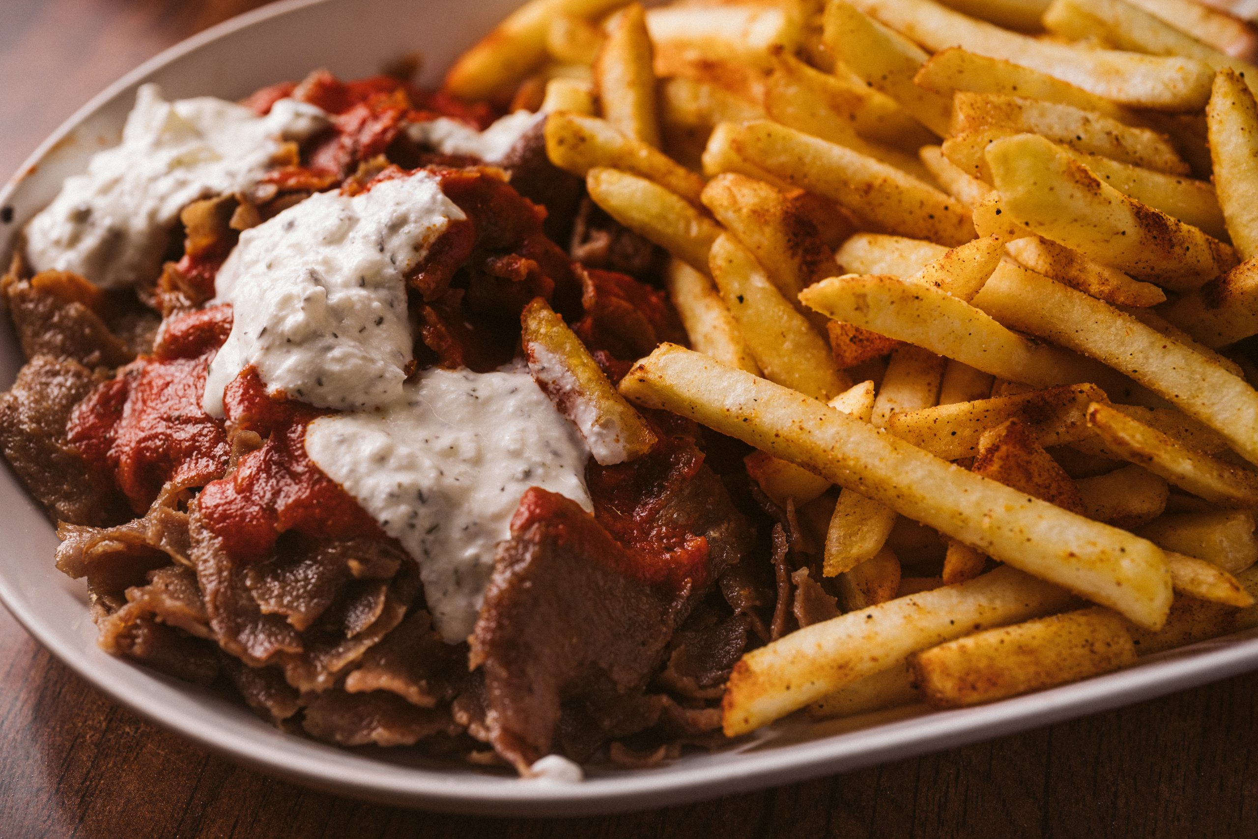 Itse tehty ja maustettu kebab-liha Salossa maistuu kesäterassilla